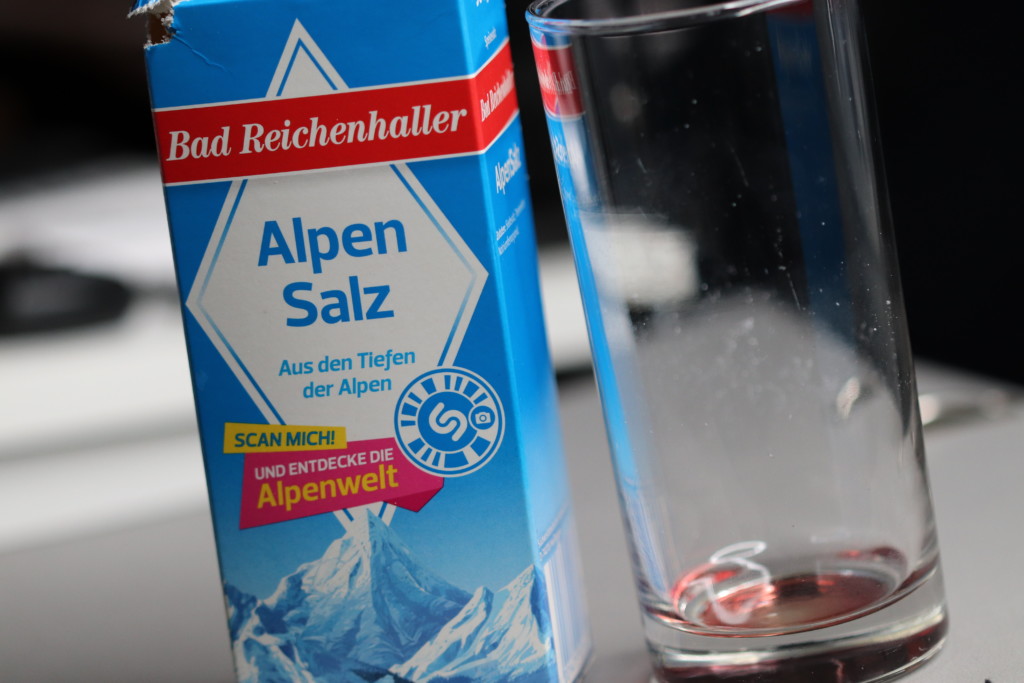 Mit Salzwasser abspülen, um die Wunde sauber zu halten.